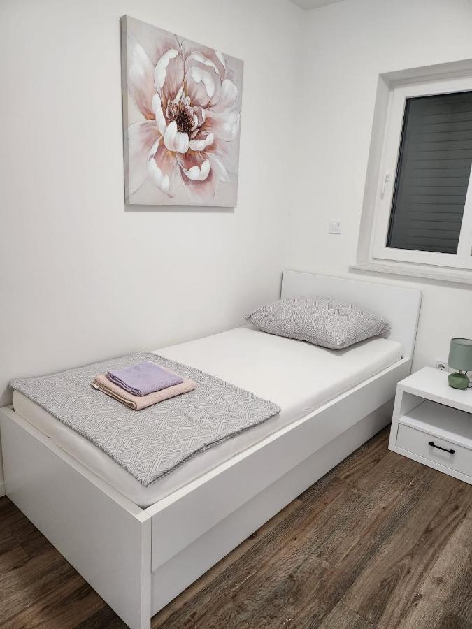 Apartmani M&L I M&J Malinska Exterior photo